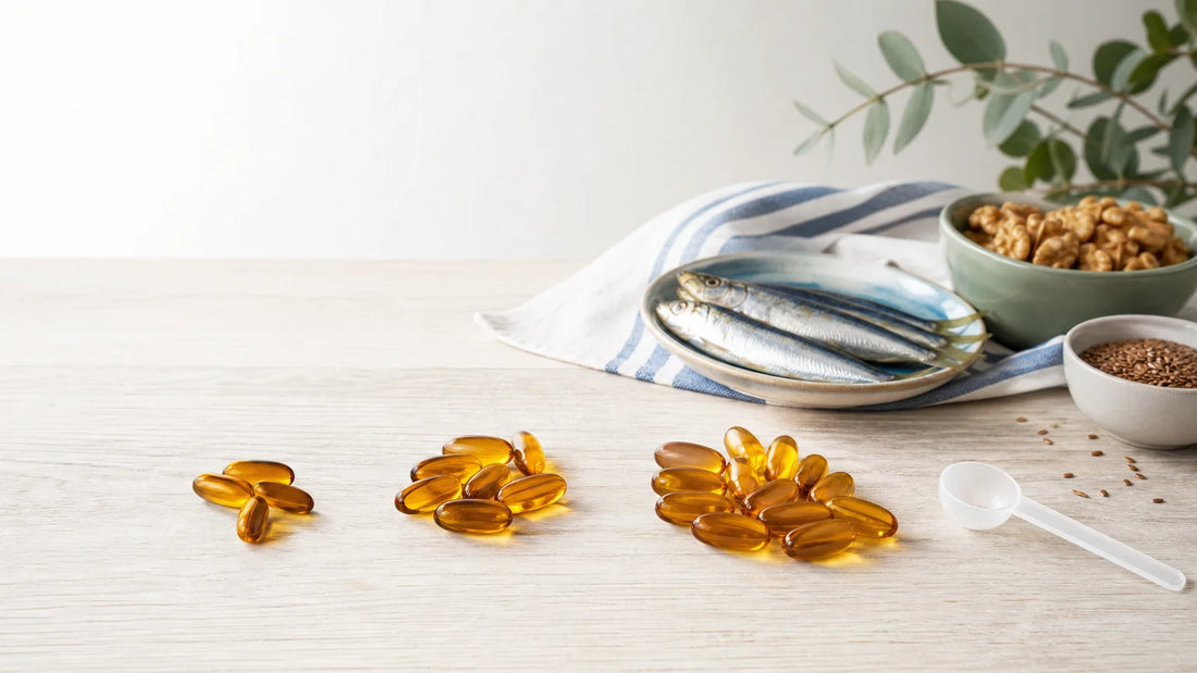 Comparaison visuelle de capsules d’oméga 3 et d’aliments riches en EPA et DHA sur une table claire