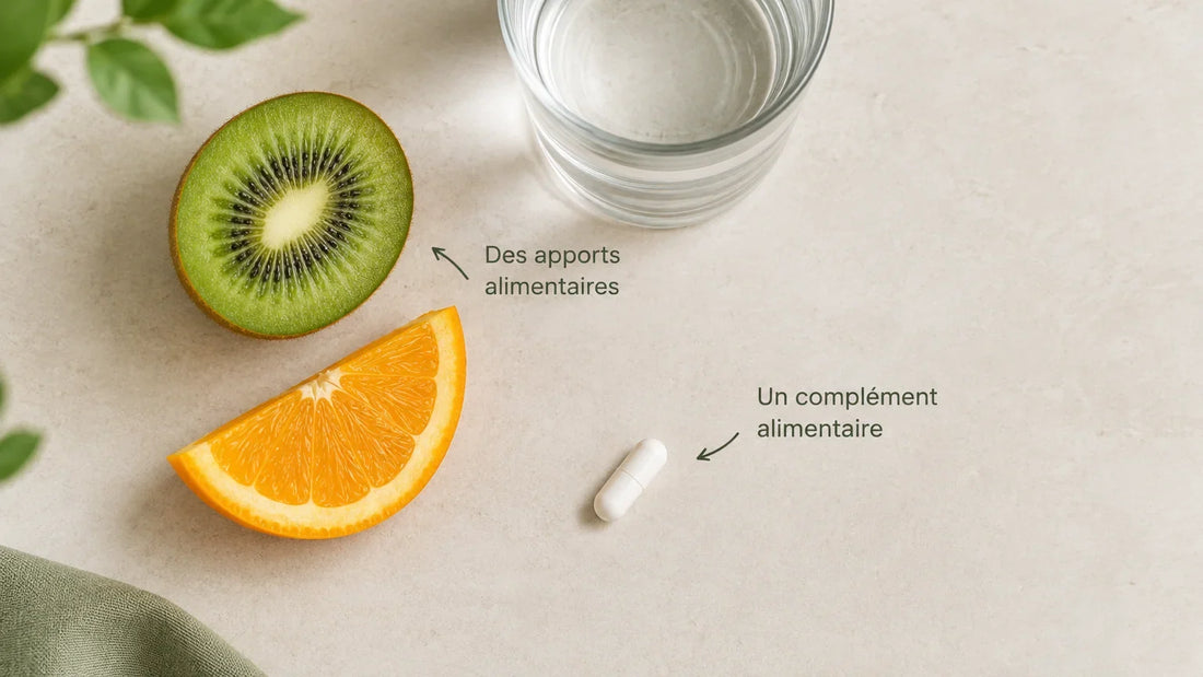Fruits frais et gélule générique évoquant les apports en vitamine C